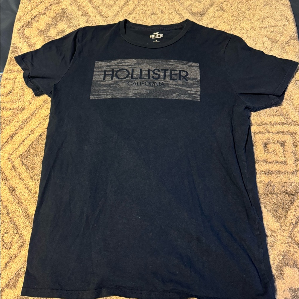Hollister Men’s Navy Blue T-Shirt